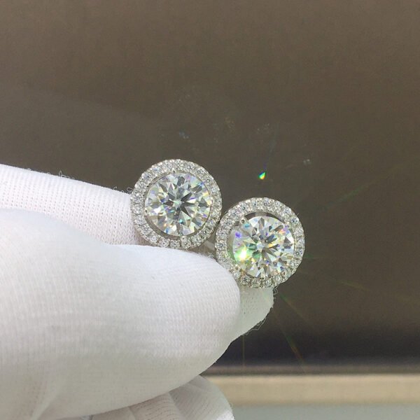 Mosan diamond earrings, 1 carat each, 2 carats in total2610120352