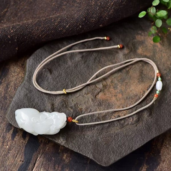 The natural Hotan Jade sheep fat jade mythical wild animal pendant! Pendant size: 52.9 * 24.2 * 17.2mm2710359147