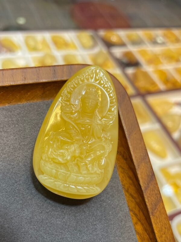 Chicken oil yellow honey wax Guanyin pendant, size 48.7x29.1x14.5mm, weight 13.01g left2710690315