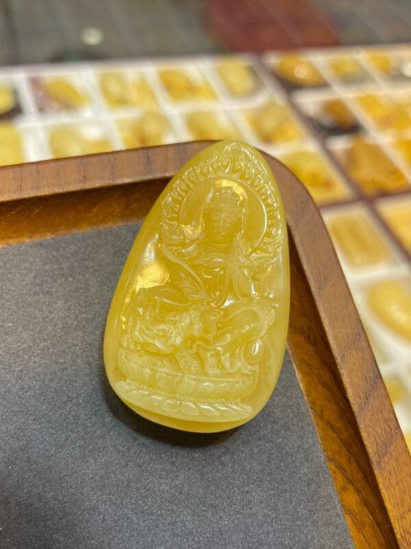 Chicken oil yellow honey wax Guanyin pendant, size 48.7x29.1x14.5mm, weight 13.01g left2710690315