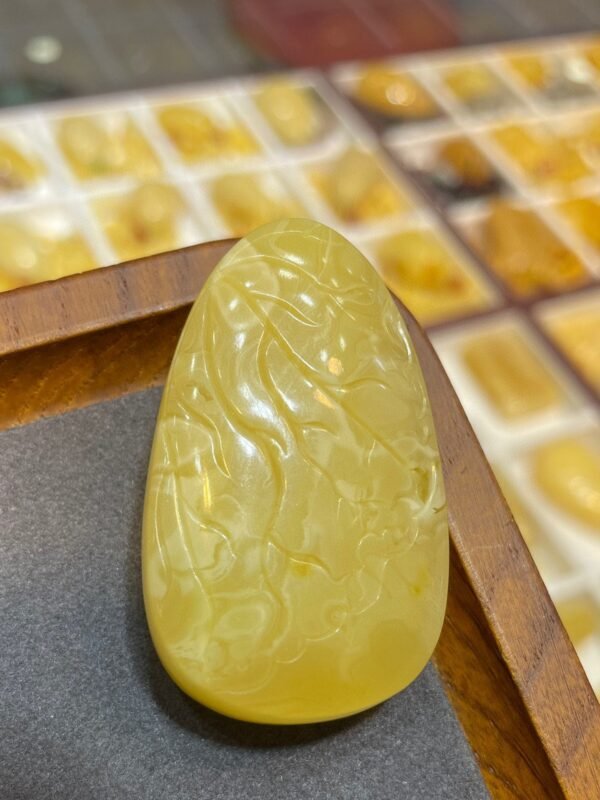 Chicken oil yellow honey wax Guanyin pendant, size 48.7x29.1x14.5mm, weight 13.01g left2710690315