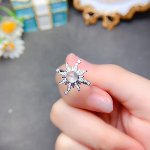 Pure natural moonstone ring, with a main stone size of 5mm round2810110123