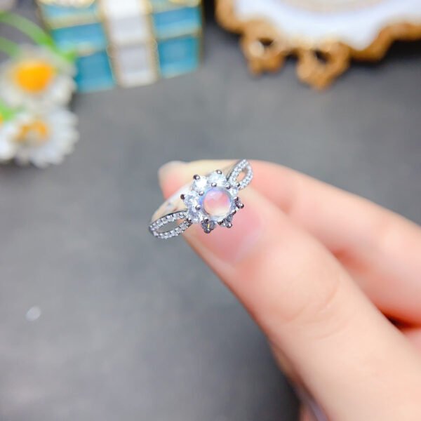 Pure natural moonstone ring, with a main stone size of 5mm round2810105136