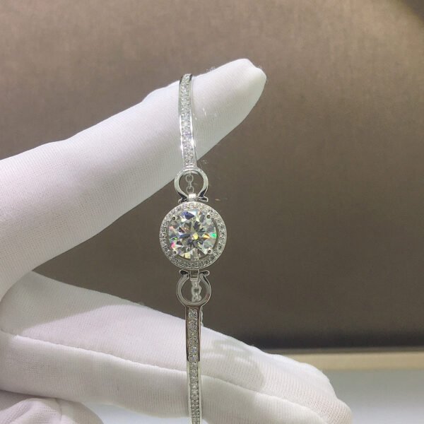 Classic Mosan diamond bracelet with a main stone of 2 carats and a circle of 8mm.2810150159