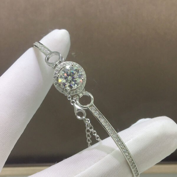 Classic Mosan diamond bracelet with a main stone of 2 carats and a circle of 8mm.2810150159
