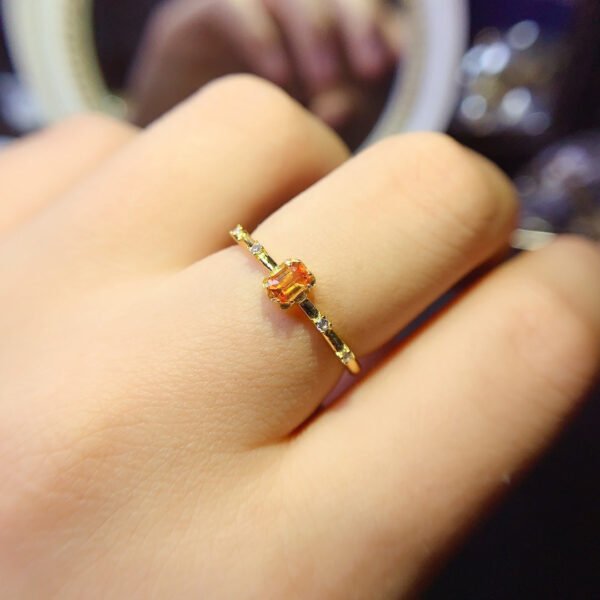 Natural Sri Lankan unburned colored sapphire ring, with a main stone size of 3 * 4mm squ0211090155are