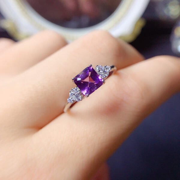 Natural Brazilian amethyst ring, with a main stone size of 6mm square0411090159