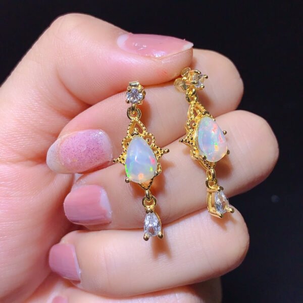 Pure natural dazzling white opal earrings, with a main stone size of 6 * 8mm0811140512