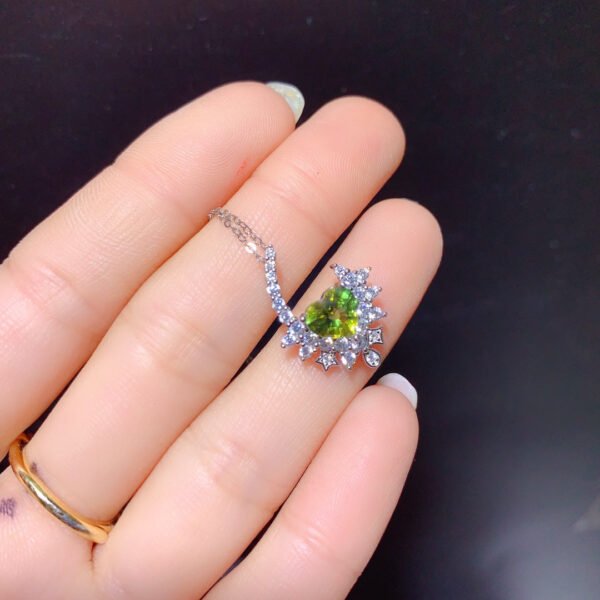 Natural Sri Lankan unburned colored sapphire pendant, with a main stone size of 6mm in the heart1110375188