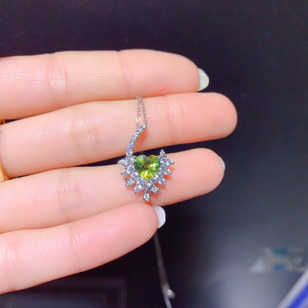 Natural Sri Lankan unburned colored sapphire pendant, with a main stone size of 6mm in the heart1110375188