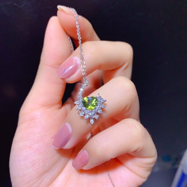 Natural Sri Lankan unburned colored sapphire pendant, with a main stone size of 6mm in the heart1110375188