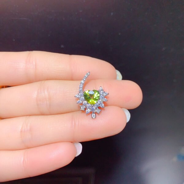 Natural Sri Lankan unburned colored sapphire pendant, with a main stone size of 6mm in the heart1110375188