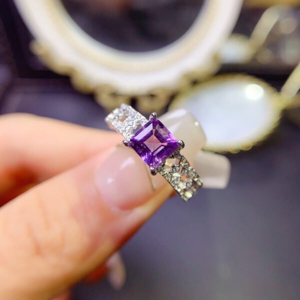 Natural Brazilian amethyst ring, with a main stone size of 6mm square1110099166