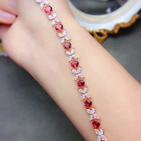 Pure natural magnesium aluminum garnet bracelet, main stone size 4 * 5mm1110350126