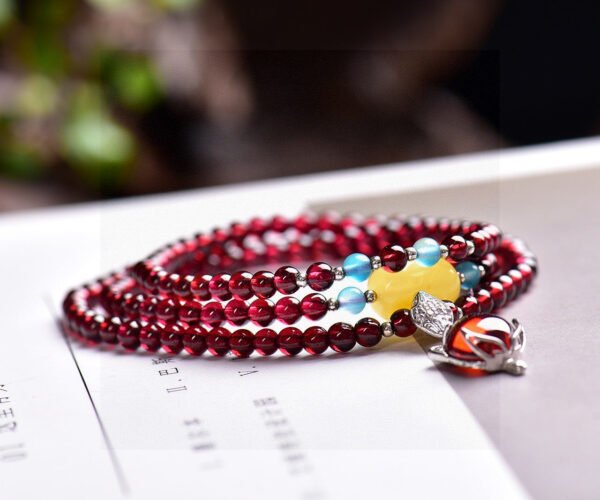 Natural wine red garnet three loop bracelet, with a bead diameter of approximately 4.8mm1114135344