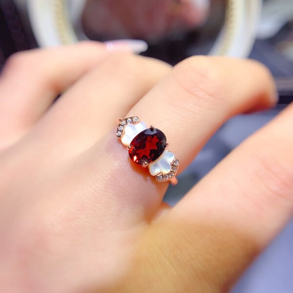 Pure natural garnet ring, with a main stone of 7 * 9mm.1116120433