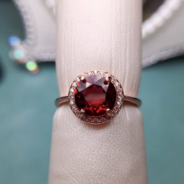 Pure natural Mozambique garnet ring, with a main stone size of 8mm round.1117115466