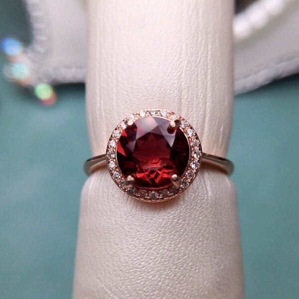 Pure natural Mozambique garnet ring, with a main stone size of 8mm round.1117115466