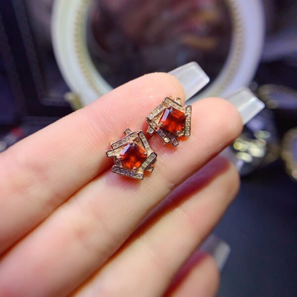 Pure natural Fenda garnet earrings, with a main stone size of 5mm.1117130599