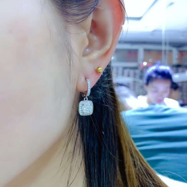 Classic Mosang Diamond Earrings, with a main stone of 50 points per piece and a circle of 5mm1118120433